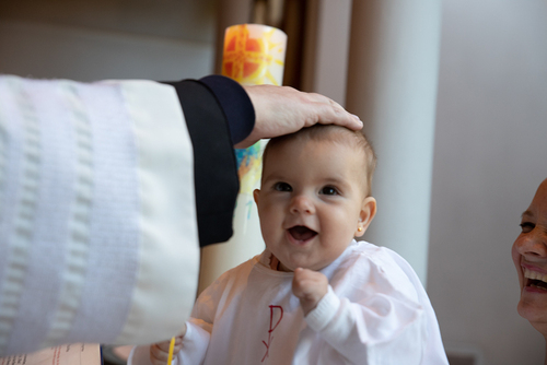 Segen für Taufkind / Erzdiözese Wien/ Schönlaub gestellte Szene, Pfarre Ober St. Veita